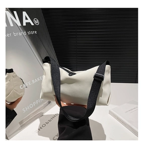 Détail d'un sac cabas géométrique blanc cassé minimaliste en cuir synthétique texturé