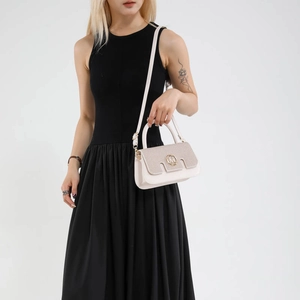 Borsa a tracolla beige chic con patta testurizzata e fibbia M in metallo su modella
