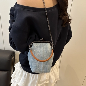 Sac bandoulière chic en jean bleu clair avec fermoir rétro et anses rondes