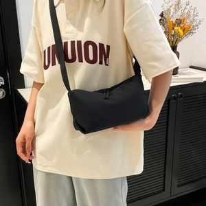 Sac fourre-tout minimaliste en nylon noir avec bandoulière large et fermeture éclair double