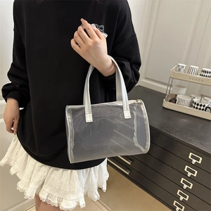 Bolso de mano de malla plateada con textura semitransparente y forma cilíndrica de verano