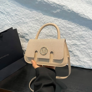 Mini borsa quadrata color crema con logo M dorato ed elegante mix di materiali
