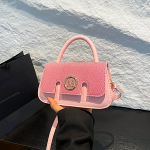 Borsa a tracolla rosa minimalista con patta testurizzata e logo circolare