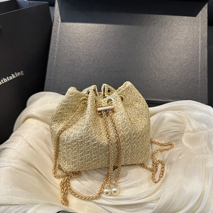 Sac seau en paille blanc cassé avec chaîne dorée et détails de perles pour l'été