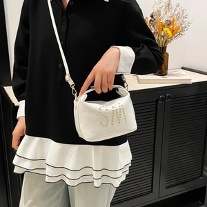 Sac bandoulière en cuir blanc avec motif SM en rivets dorés et poignée supérieure