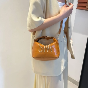 Sac à main rétro en cuir PU marron avec lettres SIM en métal et bandoulière femme