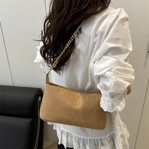 Sac à épaule chic en paille tissée avec bandoulière dorée pour le style décontracté