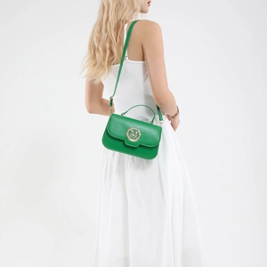 Sac bandoulière en cuir vert avec boucle en métal doré M porté par un mannequin