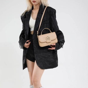 Sac bandoulière beige chic pour femme avec boucle M dorée et bandoulière ajustable