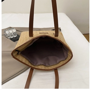 Vue de dessus du sac en paille tressée avec doublure en tissu brun et fermeture éclair
