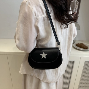 Sac selle croissant noir chic avec étoile en strass porté comme un sac à bandoulière