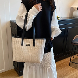 Grand sac cabas en paille tissée beige avec anses noires et imprimé mode
