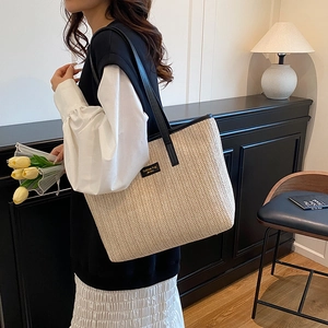 Grand sac cabas en paille tressée beige avec anses en cuir noir pour l'été et le bureau