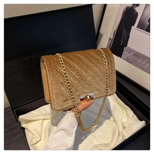 Borsa a tracolla in velluto marrone dorato con cuciture a V e catena dorata in scatola