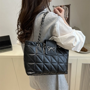 Grand sac cabas noir matelassé avec nœud argenté et bandoulière chaîne femme
