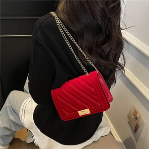 Elegante borsa a tracolla in velluto rosso con trapuntatura a V e catena dorata