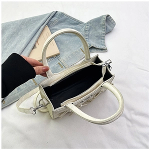 Vue de dessus du sac cabas blanc à motif crocodile avec compartiment et nœud décoratif