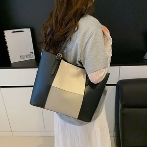 Three-tone minimalist tote bag with adjustable black leather straps for summer commute