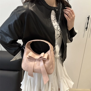 Sac à main en similicuir rose avec grand nœud, chaîne argentée et poignée élégante