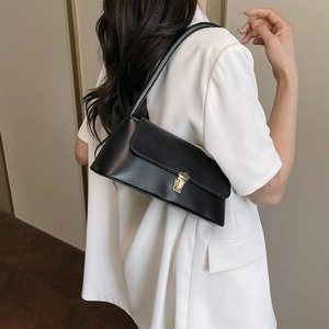 Sac sous le bras chic en cuir noir avec boucle rectangulaire dorée pour femmes