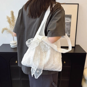 Sac cabas en dentelle blanche avec broderies florales et grands nœuds élégants