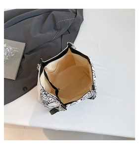 Détails de l'intérieur du tote bag graffiti avec doublure beige et poche interne