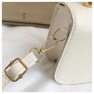 Détails du sac blanc en cuir avec ferrures dorées et coutures de haute précision