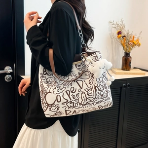 Sac fourre-tout graffiti beige avec motifs de chats et charmant pendentif nuage doux
