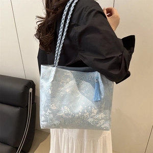 Sac fourre-tout bleu clair brodé avec motifs floraux de papillons et gland élégant