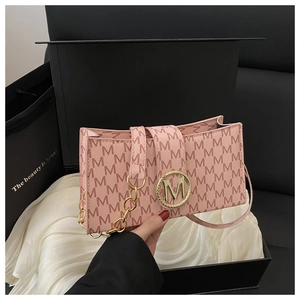Detalle del bolso rosa con estampado de patrón M y hebilla metálica dorada grande