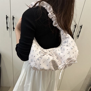 Sac hobo à fleurs avec motifs bleus, détails de rubans et bandoulière plissée