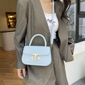 Sac à main structuré bleu clair avec bandoulière et finitions métalliques dorées