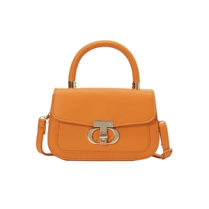 Sac à bandoulière orange minimaliste avec fermoir doré et base incurvée sur fond blanc
