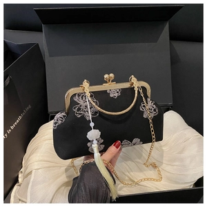 Détail du sac de soirée en velours vintage avec broderie florale et cadre doré
