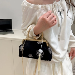 Sac à main vintage en velours noir avec broderie florale et élégant pompon décoratif