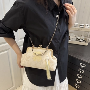 Sac bandoulière vintage de style chinois avec motif floral et chaîne dorée sur mannequin