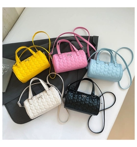 Cinq sacs cylindriques colorés avec matelassage cœur et détails de nœud métal