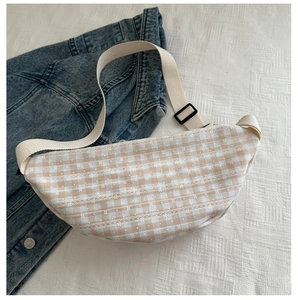 Détail du sac croissant à carreaux avec broderie florale en dentelle et bandoulière
