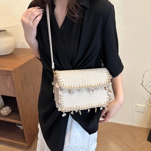 Sac bandoulière en paille beige avec tissage en V et breloques de style bohème