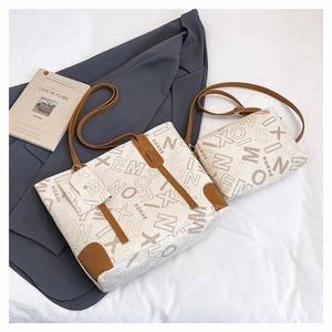 Ensemble 3 pièces avec sac cabas à logo, sac bandoulière et porte-carte sur tissu blanc