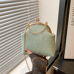 Elegante borsa a conchiglia verde chiaro con tessuto testurizzato e catena d'oro