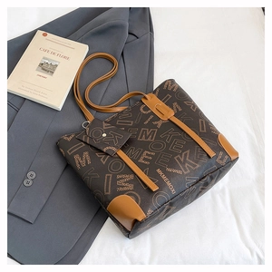 Détail de ce grand sac cabas avec pochette amovible et motif vintage imprimé