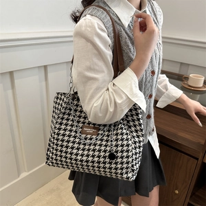 Large capacity houndstooth tote bag with silver chain and brown leather strap for women