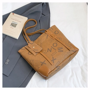 Vue de dessus d'un sac cabas marron à imprimé lettres et sa petite pochette