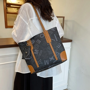 Grand sac cabas monogramme noir avec anses en cuir marron et une mini pochette