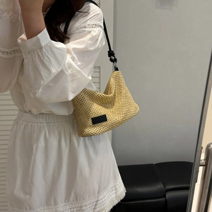 Sac à épaule en raphia tissé chic avec lanières en cuir noir et design décontracté