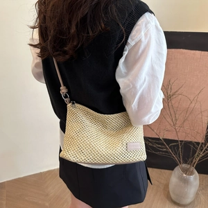 Sac fourre-tout beige tissé minimaliste avec bandoulière en cuir pour plage et vacances