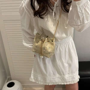 Sac seau tissé beige avec broderie florale et bandoulière chaîne pour femme
