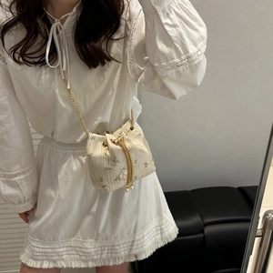 Sac seau crème élégant avec broderies florales et cordon perlé sur bandoulière chaîne