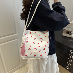 Witte bucket tote tas met kersenprint, roze kwastje en leren schouderband voor dames